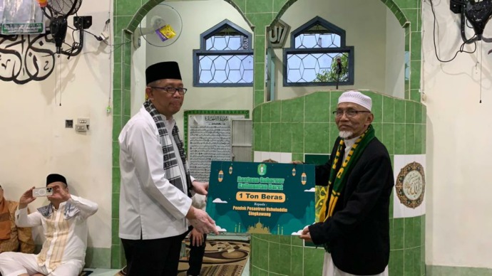 Sutarmidji menyerahkan satu ton beras untuk Ponpes Ushuluddin Singkawang, Sabtu (8/4). foto Idil Aqsa Akbary