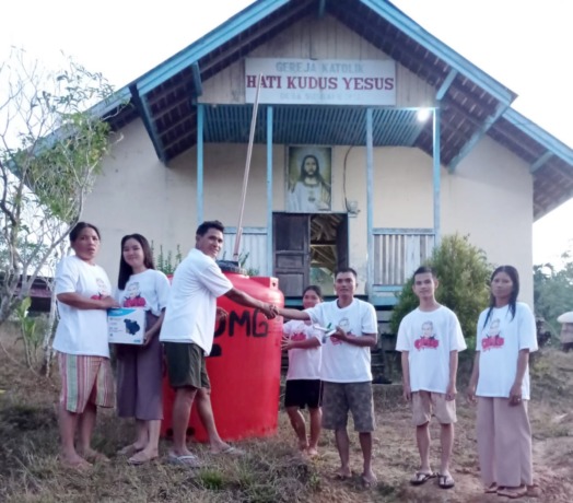 Penyerahan Toren dan Mesin Air kepada warga Sungai Buaya. foto OMG