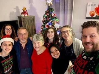 AKRAB: Adinda tampak akrab saat berkumpul bersama host family (keluarga angkat) di Westfield, Indiana, Amerika Serikat. Foto kanan, Adinda bersama keluarga asal Indonesia di Indiana. IST