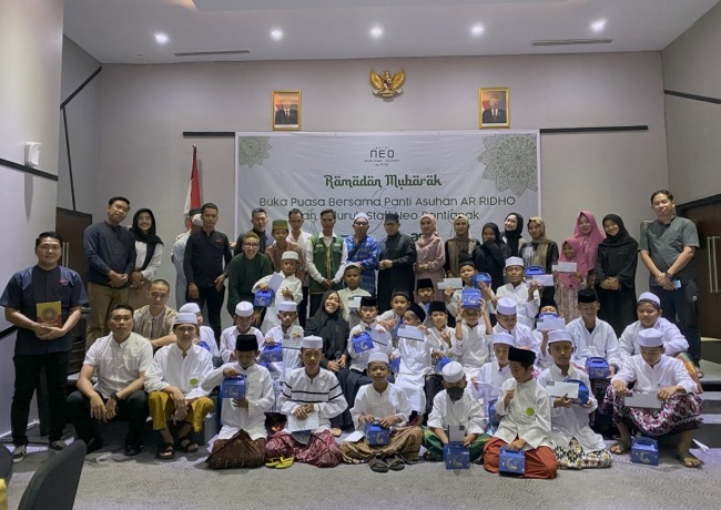 Buka Bersama: Neo Pontianak Bersama  Asar Humanity dan kesatuan aksi relawan indonesia buka bersama anak panti asuhan Ar Ridho di Neo Pontianak.