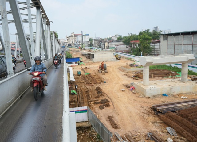 PROGRES PEMBANGUNAN: Pengendara melintas di Jembatan Kapuas I tak jauh dari pembangunan jembatan pararel yang terus dikerjakan. Adanya pararel Jembatan Kapuas I diharapkan dapat mengurai kemacetan pada jam sibuk. (HARYADI/PONTIANAK POST)