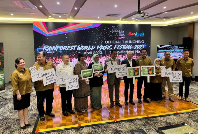 Menteri Pariwisata Sarawak, Dato Abdul Karim Rahman Hamzah saat melaunching Rainforest World Music Festival 2023 di Hotel Waterfront, Kuching, Senin (3/4). foto Shando Safela