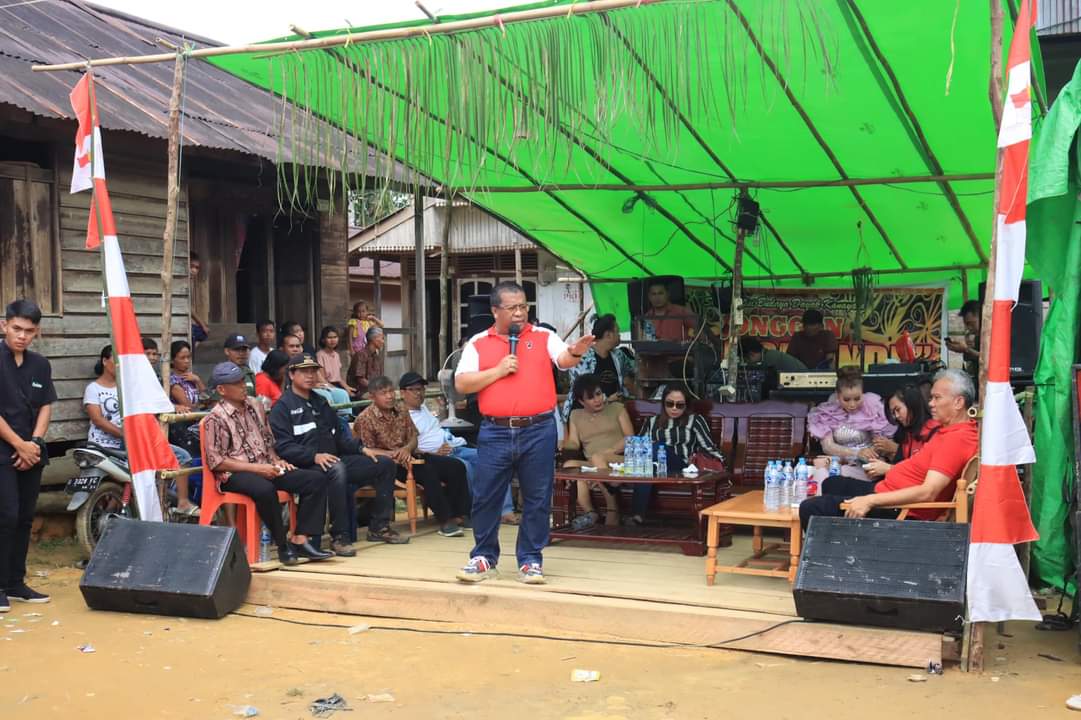 Pembukaan Turnamen Roah Cup di Kecamatan Banyuke Hulu Kabupaten Landak, Senin (24/4). (ISTIMEWA)