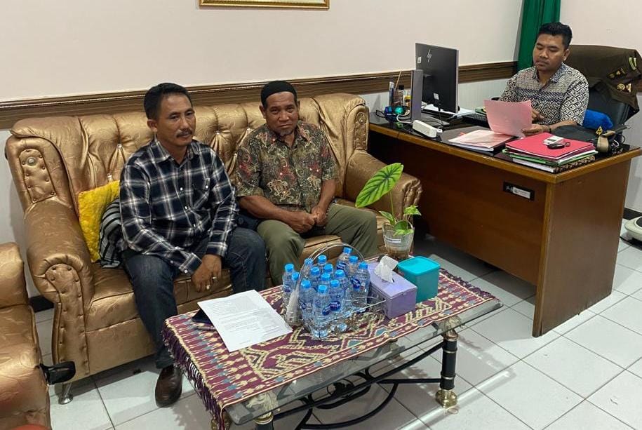 TERSANGKA: Para tersangka didampingi kuasa hukumnya saat proses pemeriksaan di Kejari Sanggau. (KEJARI SANGGAU FOR PONTIANAK POST)