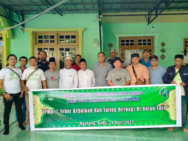 Wartawan IWO Landak bersama HPI Agro membagikan baksos ke Panti Asuhan Abdul Kahar Ngabang, Rabu (19/4). (ISTIMEWA)