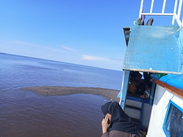 KANDAS: Kondisi KM Arif Jaya saat kandas, lantaran surutnya air. Kapal tersebut dari Teluk Batang menuju Rasau Jaya. (IST)