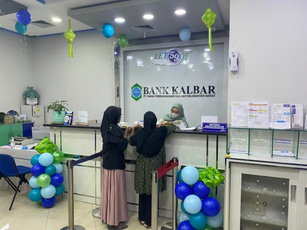 LAYANAN : Selama Idulfitri 2023, Bank Kalbar siap melayani kebutuhan transaksi nasabah. Termasuk tetap membuka pelayanan di Kantor Kas Ayani Mega Mall. BANK KALBAR FOR PONTIANAK POST