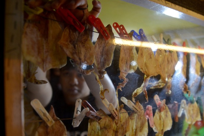 SUDAH TRADISI: Seorang pedagang sotong pangkong di Jalan Merdeka Barat, Kota Pontianak saat menyajikan sotong pangkong kepada pembeli. ARIEF NUGROHO/PONTIANAK POST