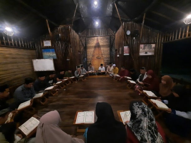 MENGAJI : Kegiatan mengaji dan buka puasa bersama di Masjid Kapal Munzalan Singkawang, di sana selama satu bulan diadakan beragam kegiatan bernama Kampung Ramadan.  MASJID KAPAL MUNZALAN SINGKAWANG FOR PONTIANAK POST.