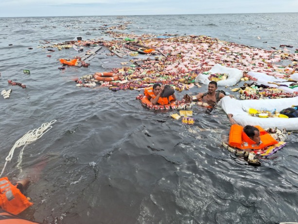 EVAKUASI  : Tim Sar Gabungan saat evaluaso Kapal Layar Motor Tirta Sejati 03 di Perairan Pulau Juante.  (SAR Untuk Pontianak Post)