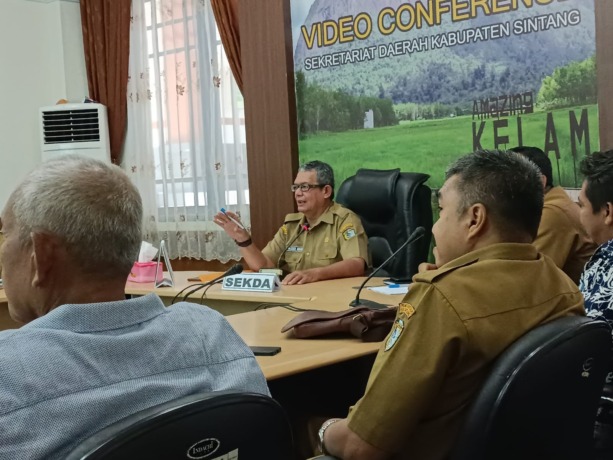 RAPAT : Asisten I Bidang Pemerintahan dan Kesejahteraan Rakyat, Syarief Yasser Arafat saat memimpin rapat pemantapan persiapan HUT Kota Sintang yang ke 661. PROKOPIM FOR PONTIANAK POST