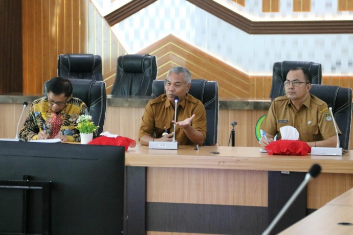 PIMPIN RAPAT : Bupati Ketapang, Martin Rantan, memimpin rapat pemaparan penawaran budidaya tanaman padi dan pangan, Senin (3/4). (IST)