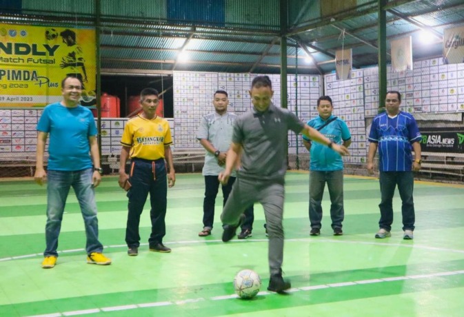 BUKA TURNAMEN : Dandim 1203 Ketapang, Letkol Inf Alim Mustofa, membuka Friendly Match Futsal Forkopimda Plus Ketapang 2023, Rabu (29/3) malam. (IST)