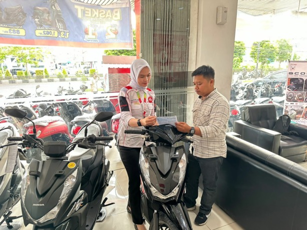 Sales Astra Motor Kalbar menjelaskan promo yang sedang berlangsung.