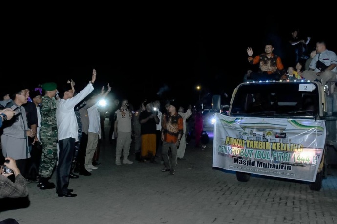 PAWAI TAKBIR: Wabup Ketapang, Farhan, melepas peserta pawai takbir keliling di halaman Masjid Agung Al-Ikhlas, Jumat (21/4) malam. (IST)