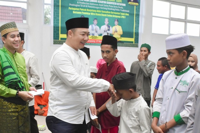 BERBAGI: Sekda Ketapang, Alexander Wilyo, berbuka puasa dan berbagi dengan anak yatim dan kamu duafa. (IST)