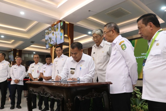 MUSRENBANG : Para pejabat, serta kepala daerah yang hadir dalam Musrenbang RKPD Kalbar tahun 2024 di Aula Garuda, Gedung Pelayanan Terpadu, Kantor Gubernur, Rabu (12/4). (BIRO ADPIM KALBAR FOR PONTIANAK POST)