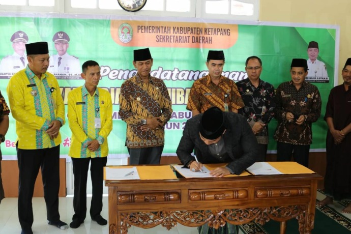 NPHD : Wabup Ketapang, Farhan, menyaksikan penandatanganan NPHD di Kelurahan Tuan Tuan, Kecamatan Benua Kayong, beberap waktu lalu. (IST)