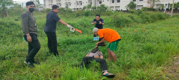 REKONSTRUKSI: Pelaku Supriyono memeragakan caranya membunuh korban, Ahmad Faisal. Pelaku nekat menghabisi nyawa korban demi menguasai motor. (Adong Eko/Pontianak Post)