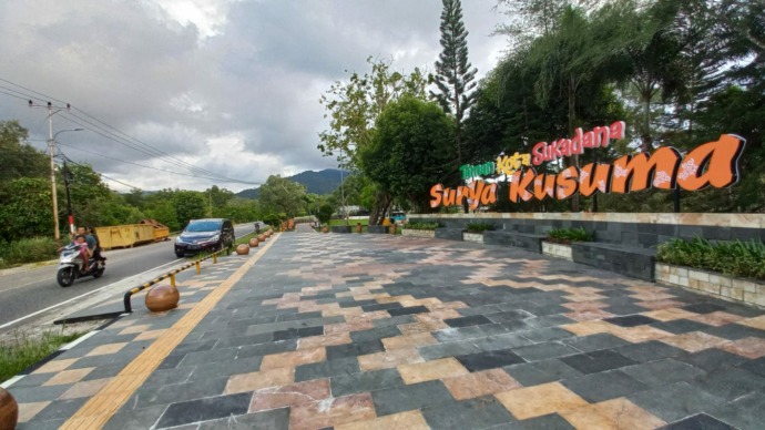 TAMAN GELAP: Kondisi Taman Kota Sukadana Surya Kusuma di Kabupaten Kayong Utara pada siang hari. Jika pada malam hari taman tersebut gelap gulita. DANANG PRASETYO  / PONTIANAK POST