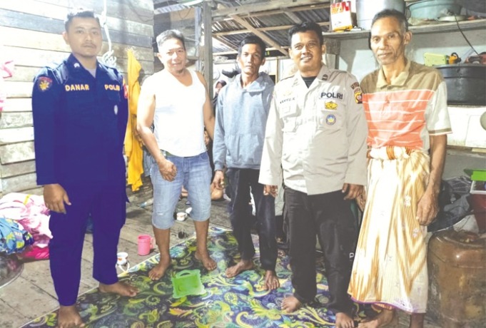 SELAMAT : Deni (baju switer abu) ditemui dikediamannya. Nelayan warga Desa Sungai Nipah, Kecamatan Jongkat berhasil pulang ke rumah dalam kondisi selamat. IST/WAH/MEMPAWAH