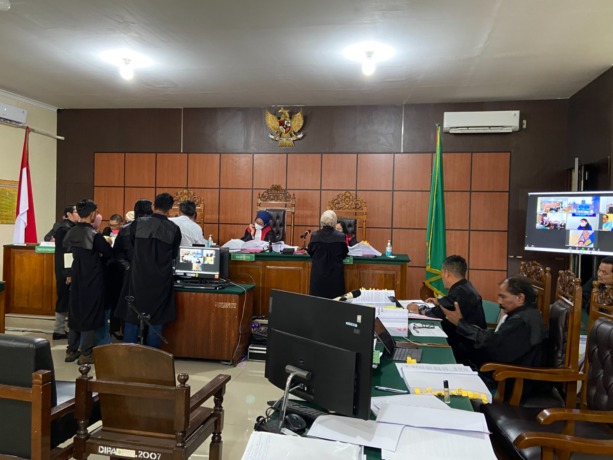 SIDANG DAKWAAN: Pengadilan Tindak Pidana Korupsi (Tipikor) Pontianak menggelar sidang dakwaan perkara dugaan korupsi pembangunan BP2TD Mempawah, Senin (10/4). Sidang ini digelar secara daring dan menghadirkan dua saksi. (MEIDY KHADAFI/PONTIANAK POST)