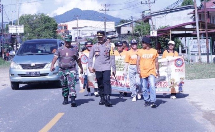 JALAN SANTAI: Kapolres Bengkayang AKBP Bayu Suseno bersama perwakilan kaum buruh saat melakukan jalan santai dari Cafe Corner Pasar Bengkayang menuju Kantor Bupati Bengkayang, dalam rangka May Day, Senin (1/5). IST