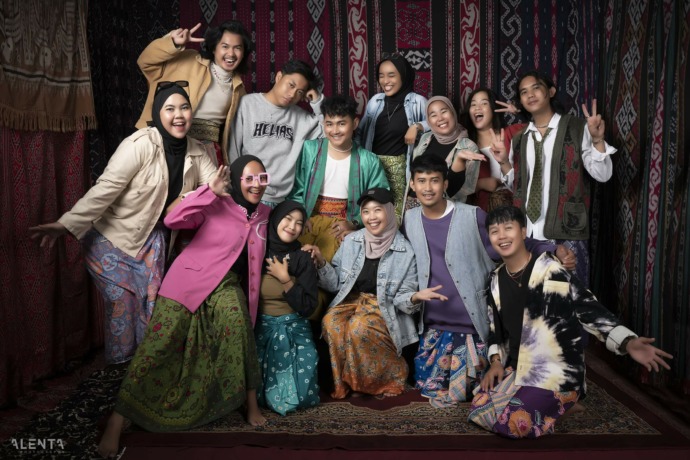 BANGGA BERKAIN : Corak Insan hadir untuk mengajak anak muda untuk berani mengenakan outfit berkain. IST