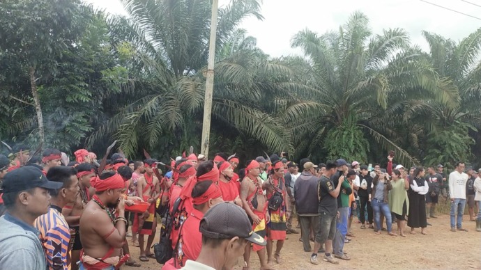 AKSI: Masyarakat Desa Sentangau Jaya dan Desa Gersik saat melakukan aksi damai dalam rangka menuntut hak kepada perusahaan sawit dari PT WKN, Sabtu (13/5) siang. IST