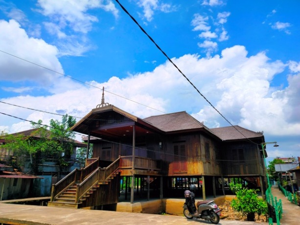 MEGAH: Rumah tua HajahSalmah yang dipugar oleh Pemkot Pontianak menjadi ikon wisata di Kampung Caping, Bansir Laut, Pontianak Tenggara, Kota Pontianak.