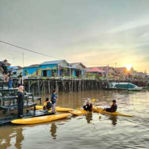 REKREASI: Berbagai atraksi wisata dapat dinikmati di Kampung Caping. Salah satunya adalah berkano di Sungai Kapuas.