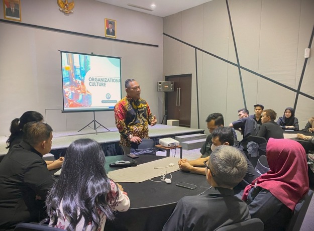 Ketua Asosiasi Hotel General Manager Indonesia Bapak I Gede Arya PeringArimbawa berkunjung ke Pontianak demi meningkatkan SDM serta pelayanan yang maksimal dan efisien. IST