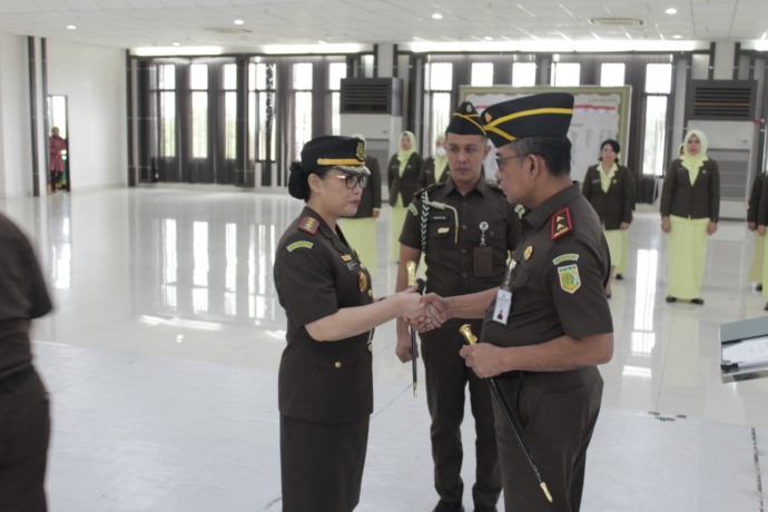 LANTIK: Kajati Kalbar, DR. Muhammad Yusuf, melantik Kajari Singkawang Nur Handayani, SH, MH dan 16 Calon ASN,  Selasa (30/5/2023)
