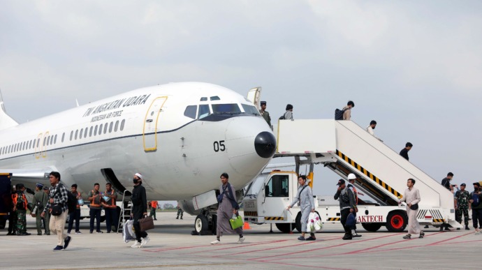 TIBA DI INDONESIA: Warga Negara Indonesia (WNI) dari Sudan Tiba di Bandara Halim Perdanakusuma, Jakarta, Senin (1/5). Pada kloter ketiga ini, Pemerintah Indonesia kembali berhasil mengevakuasi 75 WNI menggunakan pesawat milik TNI AU.  (FEDRIK TARIGAN/ JAW
