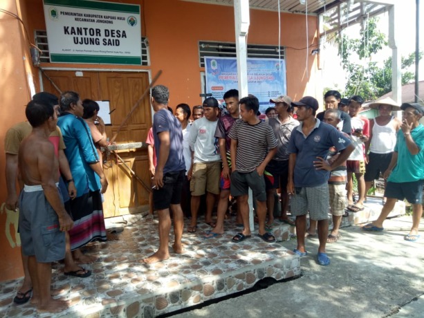 DISEGEL: Warga Desa Ujung Said menyegel kantor desa buntut dari ketidaktransparan dalam penggunaan uang desa. IST
