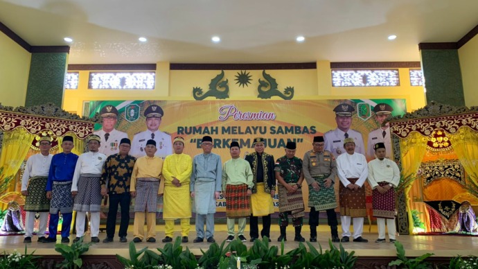 BERSAMA: Gubernur Sutarmidji bersama para pejabat, tokoh agama dan tokoh masyarakat yang hadir saat peresmian Rumah Melayu Sambas Berkemajuan, Kamis (18/5). (IDIL AQSA AKBARY/PONTIANAK POST)