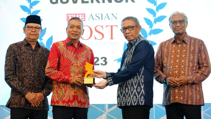 PENGHARGAAN: Gubernur Sutarmidji saat menerima trofi penghargaan The Best Governor 2023 dari Chairman Infobank Media Group Eko B Supriyanto di Royal Ambarrukmo, DIY, Kamis (11/5) sore. (BIRO ADPIM KALBAR FOR PONTIANAK POST)