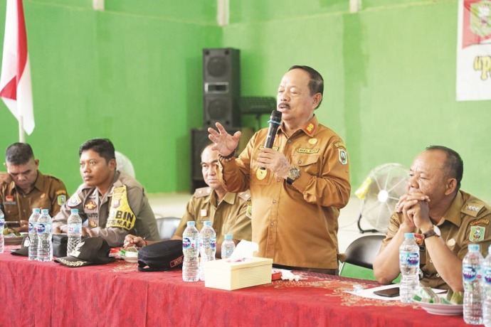 ARAHAN : Wabup Sanggau saat memberikan arahannya kepada kepada kepala desa di Meliau terkait dengan pemerintahan desa. DISKOMINFO FOR PONTIANAK POST