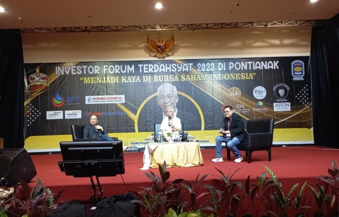 SEMINAR : Investor kawakan Indonesia, Lo Kheng Hong saat menjadi pembicara dalam Seminar  Investor Forum Terdahsyat 2023 di Pontianak dengan tema Menjadi Kaya di Bursa Saham Indonesia, yang digelar di Hotel Aston Pontianak, Jumat (26/5) malam. SITI/PONTIA