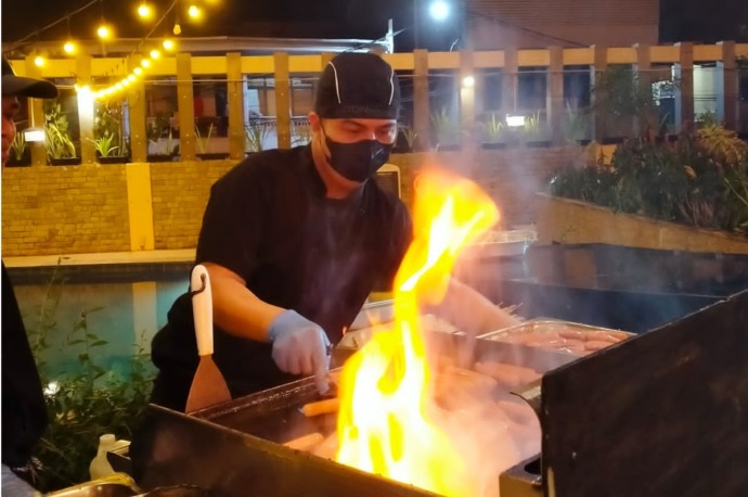Chef ASTON Pontianak beraksi membakar sajian BBQ