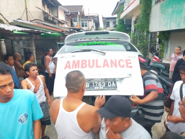 Korban tenggelam di Dusun Hilir Kantor Desa Hilir Kantor Kecamatan Ngabang dievakuasi ke RSUD Landak untuk mendapat perawatan Selasa (30/5) sore. (ISTIMEWA)