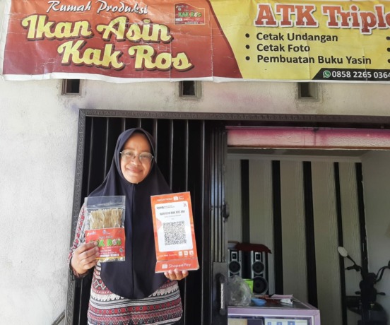 Roslah, pemilik Ikan Asin Kak Ros di Kubu Raya gencar pemasaran secara digital.