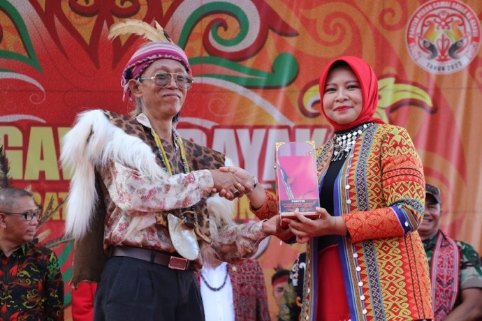 CENDERA MATA: Kadisporapar Kalbar Windy Prihastari menerima cendera mata saat pembukaan Pekan Gawai Dayak XXXVII Kalbar Tahun 2023, Sabtu (20/5). (BIRO ADPIM KALBAR FOR PONTIANAK POST)