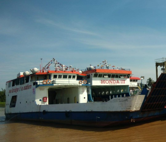 Kapal Feri Milik ASDP dengan jurusan Rasau Jaya, Kabupaten Rasau Jaya tujuan Teluk Batang, Kabupaten Kayong Utara maupun sebaliknya saat bersandar. DANANG PRASETYO  / PONTIANAK POST.