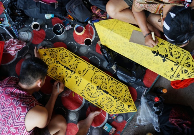 MELUKIS PERISAI: Peserta lomba merampungkan melukis perisai di Pekan Gawai Dayak di Rumah Radakng, Senin (22/5). (HARYADI/PONTIANAKPOST)