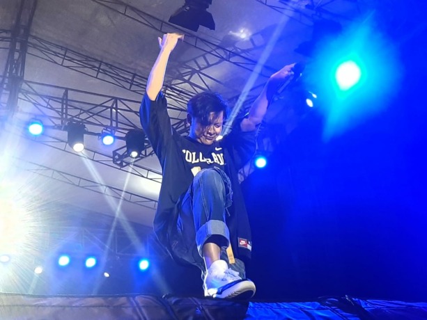 Armand Maulana, vokalis band GIGI saat tampil di AJS Fest 2023 pada Jumat (28/4) di Halaman Grand Mahkota Hotel. (Syahriani/Pontianak Post)