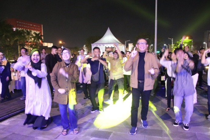 MALAM MINGGU : Gubernur Sutarmidji foto bersama masyarakat yang hadir pada acara Musik Malam Minggu di Pendopo Gubernur, Sabtu (6/5) malam. (BIRO ADPIM KALBAR FOR PONTIANAK POST)