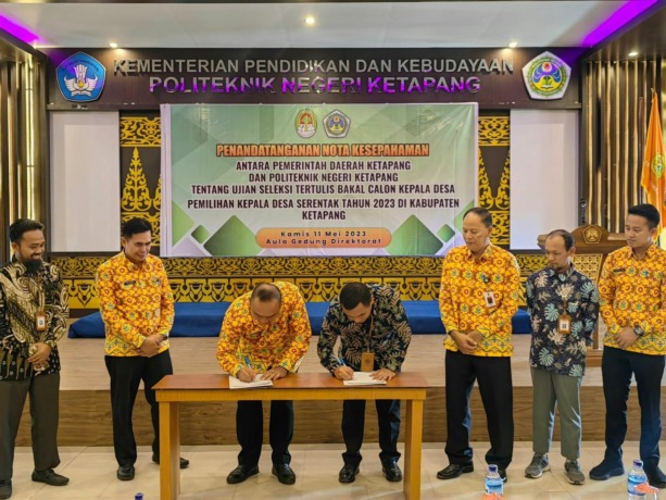 KERJA SAMA: Sekda Ketapang, Alexander Wilyo, dan Direktur Politeknik Negeri Ketapang, Irianto, meneken naskah kerja sama, Kamis (11/5). (IST)