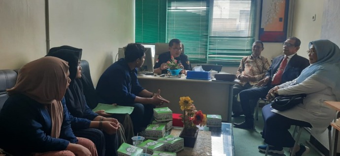 LEPAS MAHASISWA MAGANG: Plt Ketua DPC Peradi Pontianak, Irenius Kadem SH didampingi sekretaris Uspalino SH, bersama pihak Fakultas Hukum Untan, Herlina SH MH dan DR Syarif Hasyim Azizurrahman, SH Mhum saat menyampaikan beberapa motivasi kepada mahasiswa m