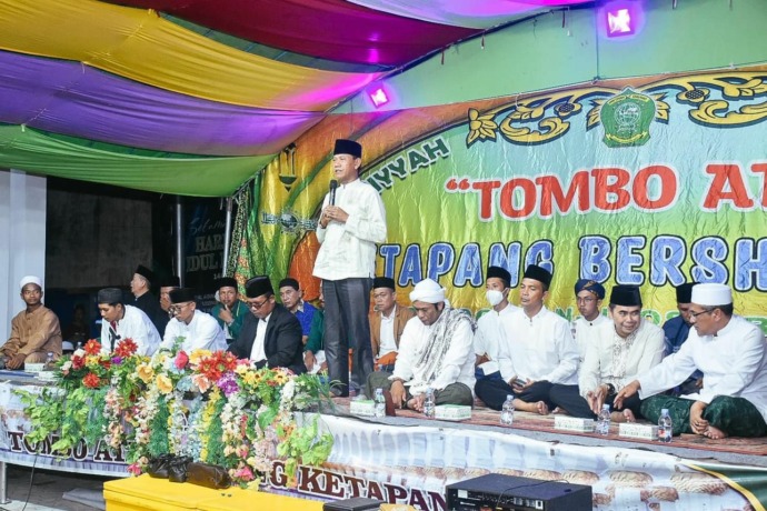 SALAWAT BERSAMA : Wabup Ketapang, Farhan, membuka pelaksanaan salawat 41 malam yang dilaksanakan Jam